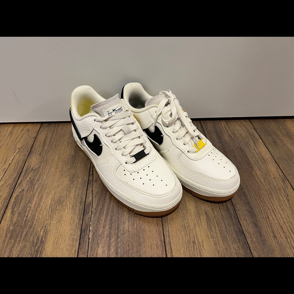 Selling New Nike sneakers for gf